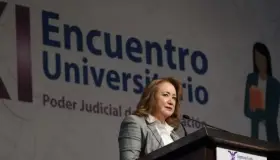 Niega ministra de SCJN haberse vacunado contra covid en EU