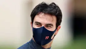 ‘Checo’ Pérez acepta vacuna contra el covid en Bahréin