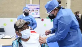 Podrían vacunar en mayo a empleados de maquilas