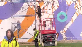 Muralista hace que las paredes hablen