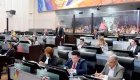 Piden licencia otros cinco diputados; suman 12 en total
