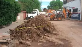 Colapsa drenaje en calle Maclovio Herrera
