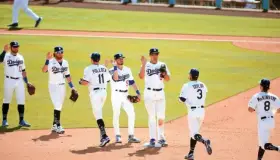 Triunfo especial; realizan homenaje a Fernando Valenzuela