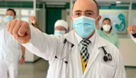 Tras estar intubado, urgenciólogo del IMSS regresa a atender pacientes COVID