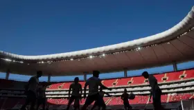 Evaluarán aumento de aforo en estadios de Jalisco