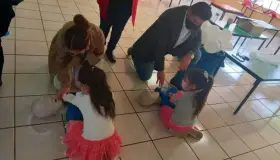Instruyen a niños en primeros auxilios