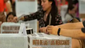 INE fracasó en promover voto en el extranjero: López Obrador