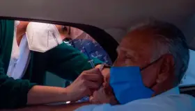 Tendrán adultos mayores segunda dosis el 15 de mayo