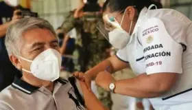 Inicia martes vacunación a maestros de Sonora