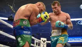 ‘Canelo’ le rompió la mejilla a Saunders en tres partes