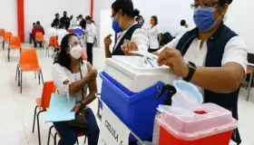 Vacuna contra covid, regalo adelantado del día del maestro en Hidalgo