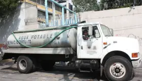 Refuerzan entrega de agua con pipas