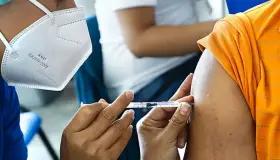 Llegan vacunas para mayores de 50 años