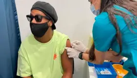 ‘Fe, gran esperanza’, dice Ronaldinho tras vacunarse