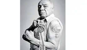 Una leyenda del deporte mexicano; con los puños arriba