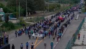 Sin causar destrozos, marchan normalistas de Mactumactzá en Tuxtla Gutiérrez