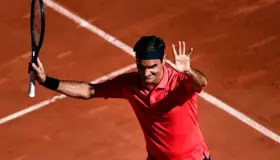 Federer vuelve a Roland Garros con victoria cómoda