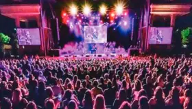 Todos los asientos y superficies se desinfectarán antes de cada espectáculo y se instalarán estaciones de desinfectante de manos en todo el lugar.