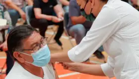 Avanza al 90% vacunación para personas de 50 a 59