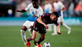 ‘Chucky’ Lozano se queja del arbitraje ante Costa Rica