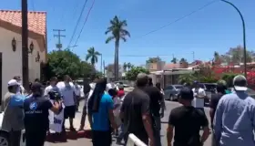 Llegan simpatizantes a los golpes