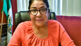 Cumplen con entrega de becas a estudiantes