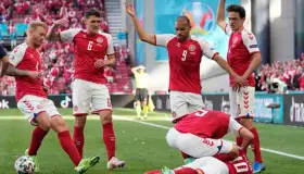 Eriksen sale del hospital; visita a su selección.