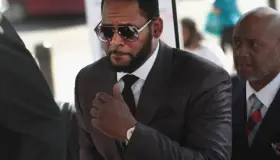 Transfieren a R. Kelly a prisión en NY previo a juicio por delitos sexuales