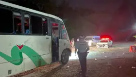 Rescatan a 108 migrantes que iban hacinados en autobús robado