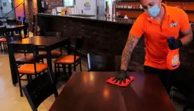 Cerrarán comercios a las 12 aún en “Riesgo Alto”