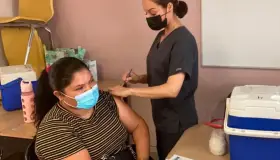 Inicia vacunación para jóvenes de 18 a 39 años