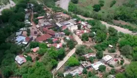 Presa colapsa y derrama desechos mineros almacenados en río en Sinaloa
