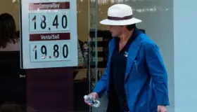 Pierde el peso, pero aún se cotiza por debajo de los $20 por dólar