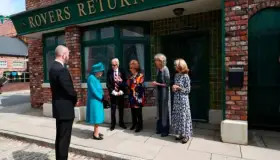 Reina Isabel II visita el set de 'Coronation Street'