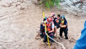 Rescatan a menor en arroyo