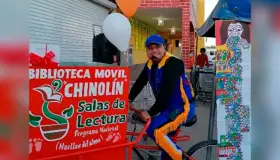 Recorre docente calles en busca de nuevos lectores