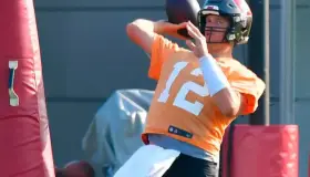 Tom Brady muestra su destreza antes de volver con Tampa Bay