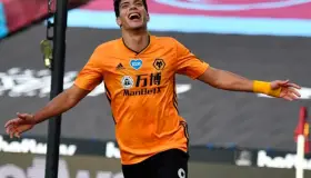 Raúl Jiménez se burla de sí mismo en redes sociales