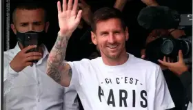 Lo aclaman en París; Messi saluda a afición
