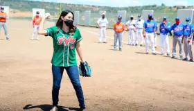 Inauguran campo de béisbol