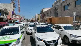 Analizan regularizar permisos para taxis