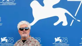 Almodóvar rinde homenaje en Venecia a desaparecidos del franquismo