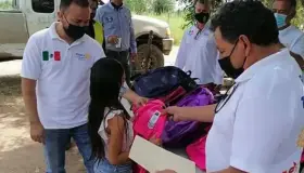 Regalan rotarios mochilas llenas con útiles escolares