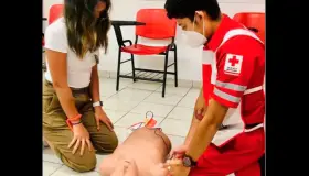 Capacitan en primeros auxilios a empleados de Bienestar Social