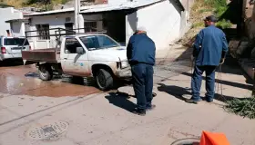 Atiende Oomapas fuga de drenaje en colonia Héroes