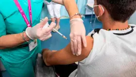 Vacunan a menores contra Covid