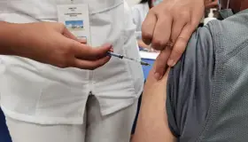 Recomiendan a rezagados a registrarse para vacuna