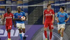 Nápoles de malas; ‘Chucky’ Lozano tuvo un descuido