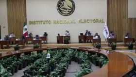 Morena e INE debaten uso de firmas en papel para revocación de mandato