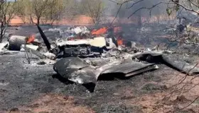 Chocan avioneta y helicóptero cerca de Aeropuerto en Chandler, Arizona